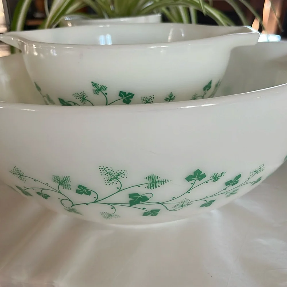 Vintage 1964 Pyrex promotional Cinderella chip-and-dip set green ivy